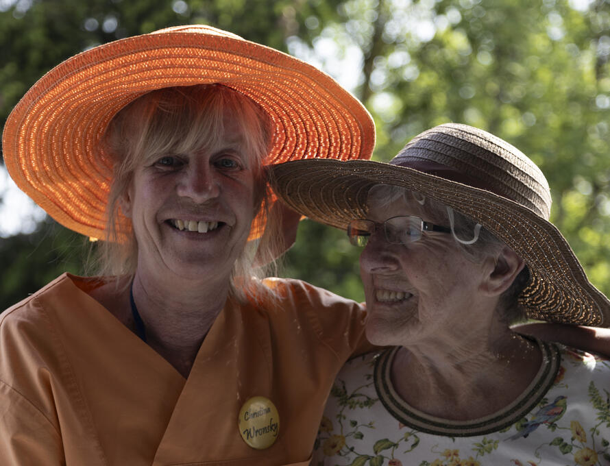 Pflegekraft mit Bewohnerin im Elias-Schrenk-Haus