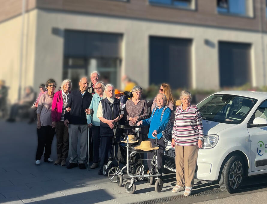 Bewohner und Tagespflegegäste vor dem Elias-Schrenk-Haus in Tuttlingen