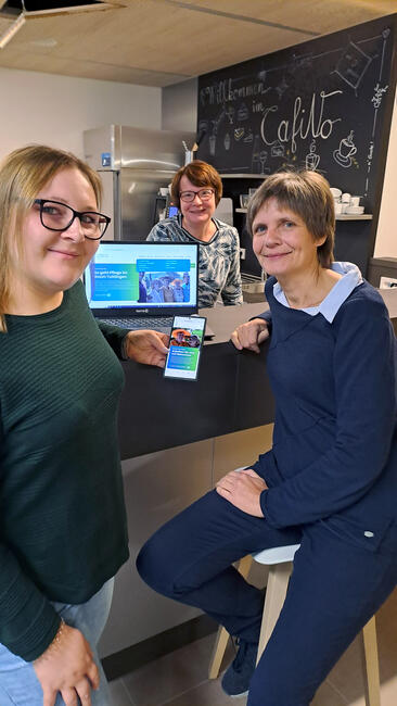 Pflegedienstleitungen und Einrichtungsleitung des Elias-Schrenk-Hauses und von Elias-Schrenk mobil in Tuttlingen zeigen die neue Website